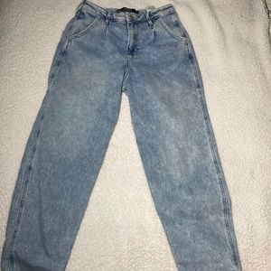 Hollister Ultra High-Rise Mom Jean, 3R